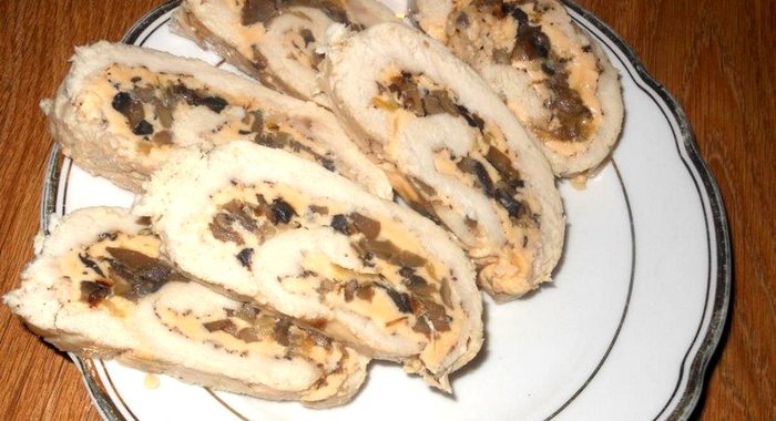 Куриный рулет с грибами и сыром