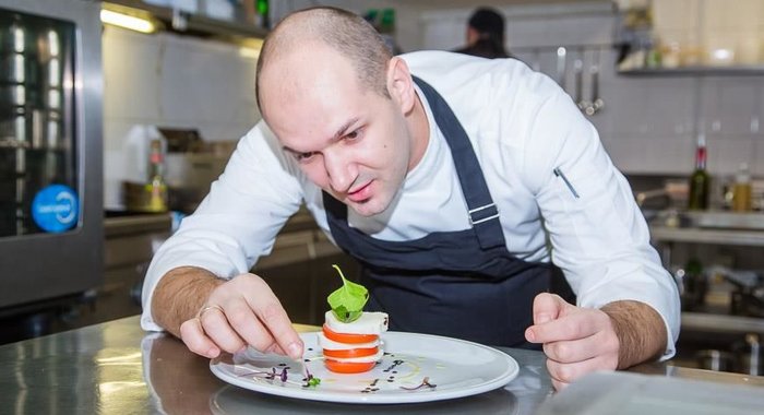 Ржаные блинчики с апельсиновым муссом и вафельной крошкой от Алексея Беседина