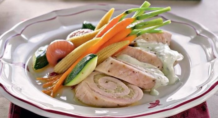 Рулетики из индейки с карамелизованными овощами