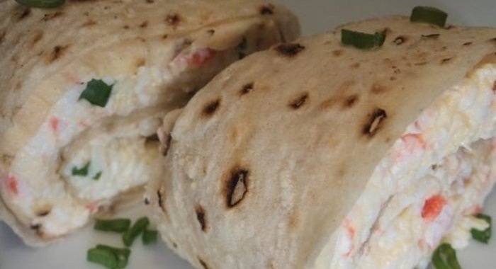 Рулетики из лаваша с крабовыми палочками