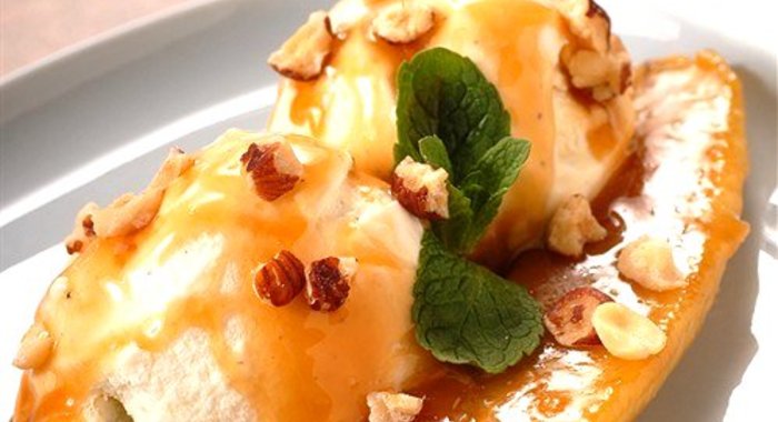 Карамелизованные бананы с ромовым соусом и орехами