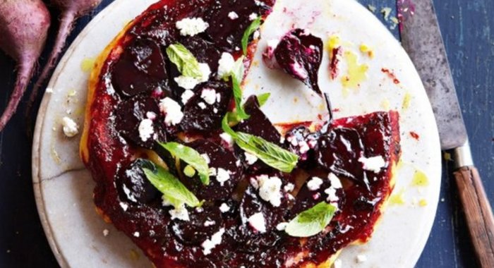 Свекольный пирог с козьим сыром