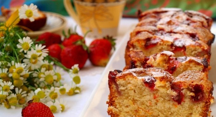 Кекс с клубникой и апельсиновой цедрой