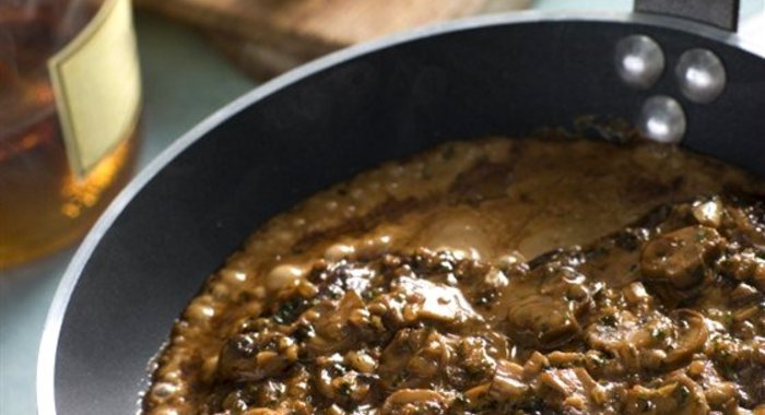 Говяжий стейк со сливочно–грибным соусом