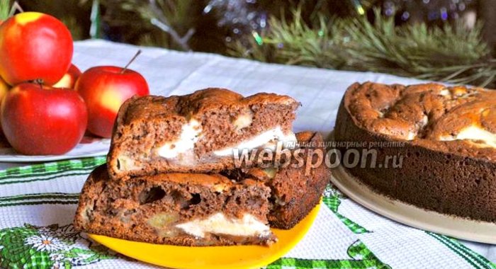 Шоколадный пирог с яблоками и творожной начинкой