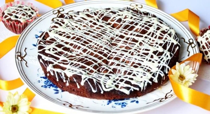 Шоколадный пирог с вишней