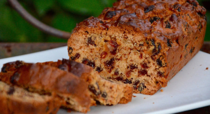 Кекс с изюмом и цукатами