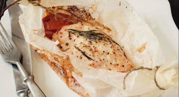 Куриные рулетики с беконом и моцареллой в пергаменте