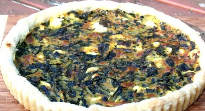 Пирог со свекольной ботвой