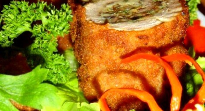 Горячий рулет из омлета со свининой