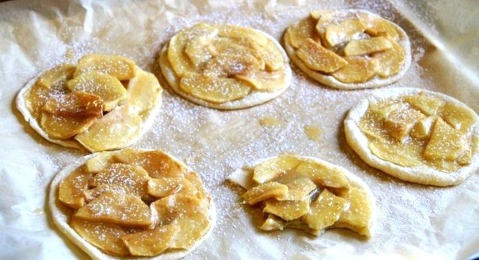 Яблочные мини пироги с бананом и карамелью
