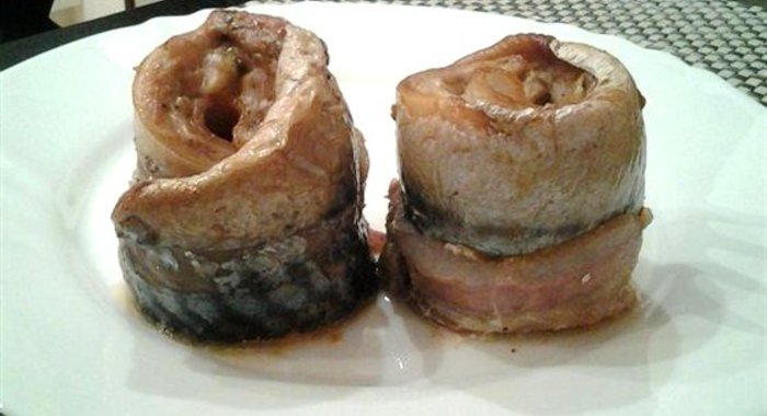 Рулетики из скумбрии с беконом