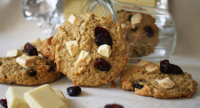 Фисташковое печенье с белым шоколадом и сушеной клюквой