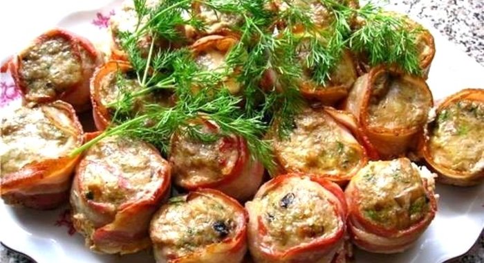 Рулетики из фарша с грибами, запеченные в беконе