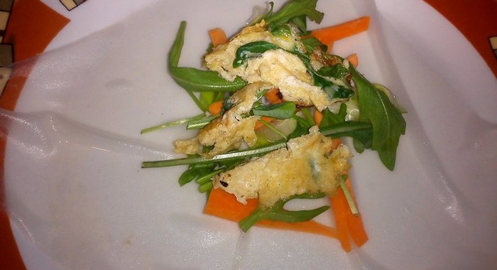 Рисовые блинчики с рукколой, морковью, луком и мясом