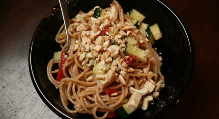 Холодная лапша с тофу и кешью