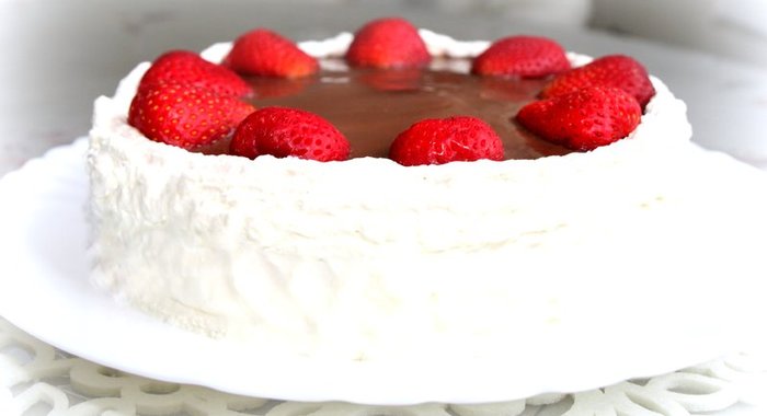 Торт с творожно-клубничным суфле