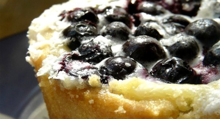 Песочные корзиночки с сыром маскарпоне, черникой и меренгой