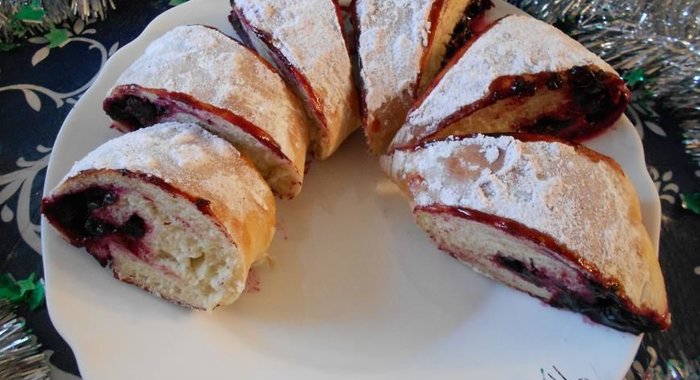 Черносмородиновый рулет-подкова