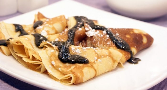 Блины на молоке с джемом из щавеля