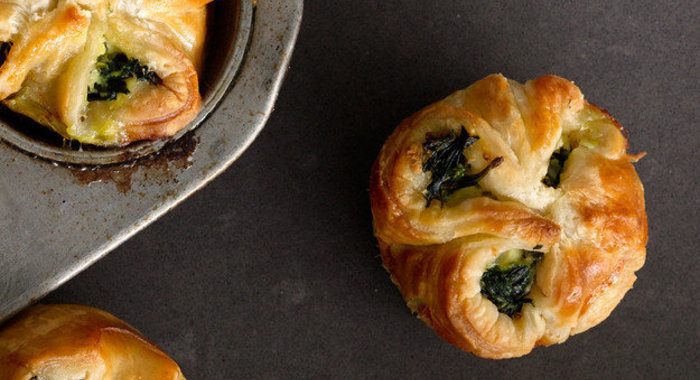 Булочки со шпинатом из слоеного теста