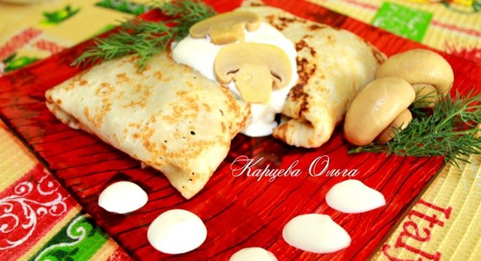 Блинчики на растопленном сливочном масле с шампиньонами, яйцами и зеленью