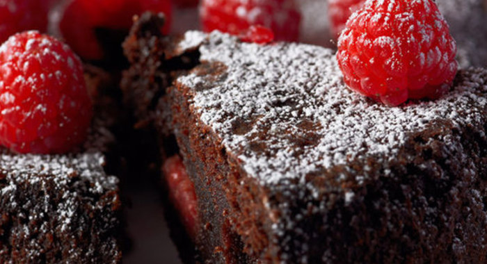 Шоколадный пирог с малиной