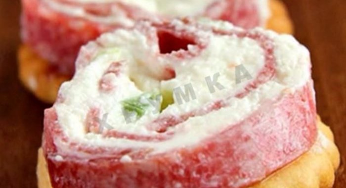 Закусочные рулетики из сыра и салями