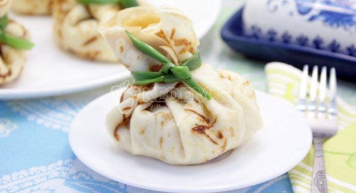 Блинные узелки с курицей