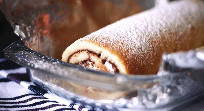 Рулет с шоколадным ганашем и взбитыми сливками