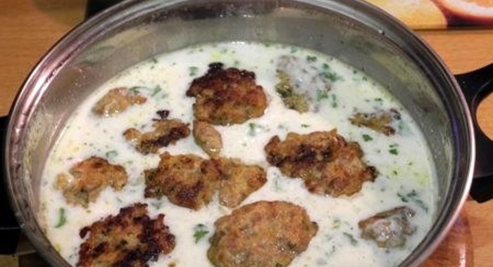 Фрикадельки в сливочном соусе