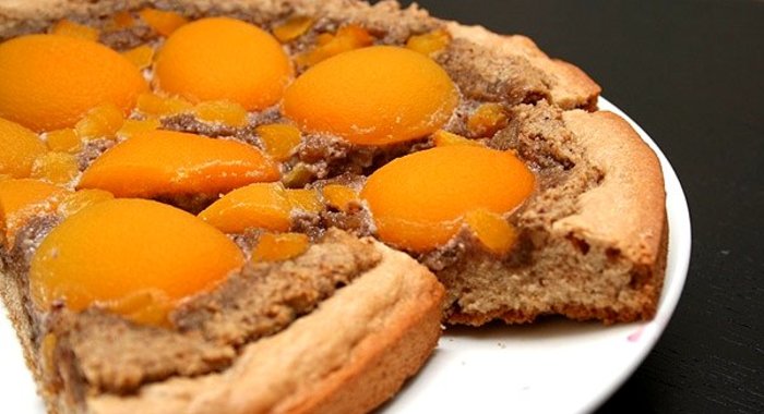 Пирог с грецкими орехами и абрикосами