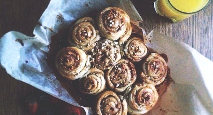 Слоеные рулетики с орехами в меде