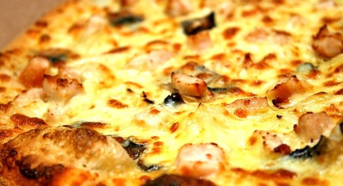 Пицца с копченой курицей