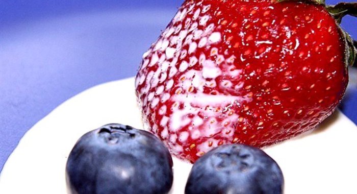 Голубика и клубника с лимонным соусом