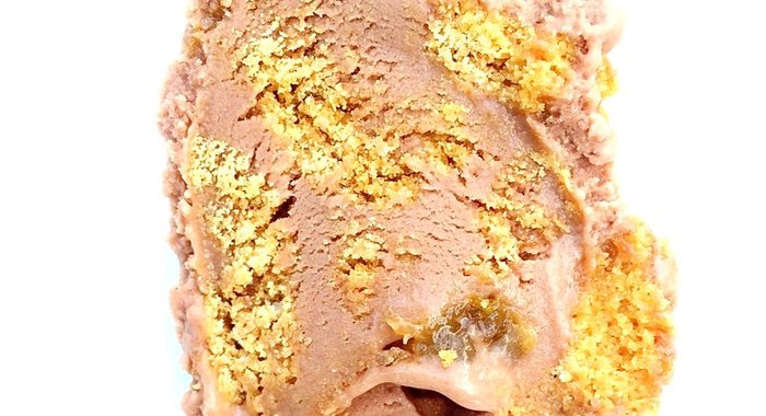 Мороженое с молочным шоколадом, коньячным изюмом и печеньем Biscoff