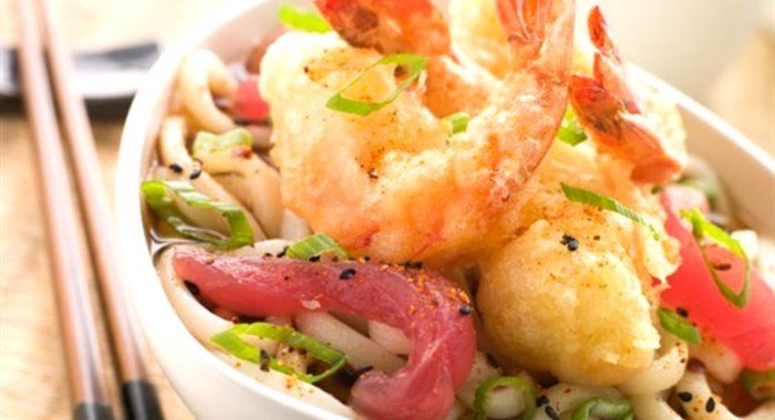 Жареная лапша удон с креветками, тофу и пореем