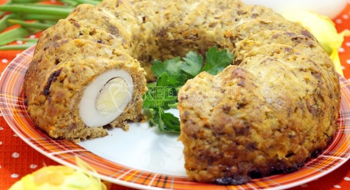 Мясной рулет с яйцом
