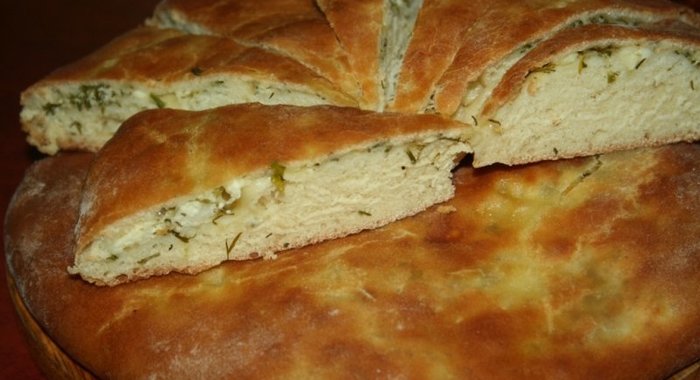 Пироги с тремя видами сыра, чесноком и зеленью