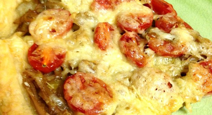 Тарт с луком порей и помидорами черри