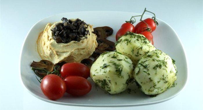 Обед из картофеля с грибами и овощными рулетами