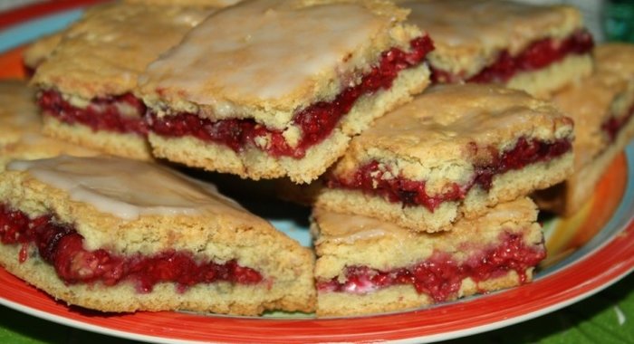 Рассыпчатое печенье с малиной