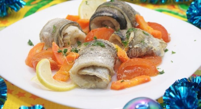 Рулетики из рыбы запеченные с овощами