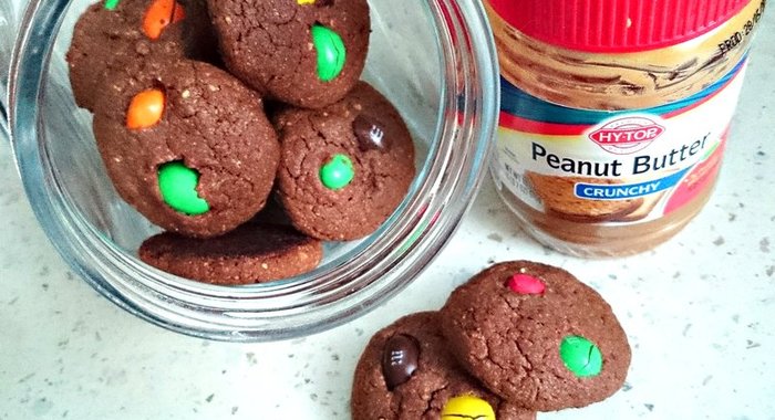 Шоколадно-арахисовое печенье с разноцветным драже