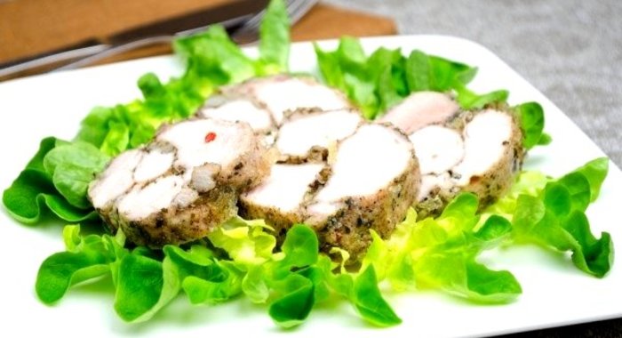 Мясной рулет с чесноком и пряностями на пару