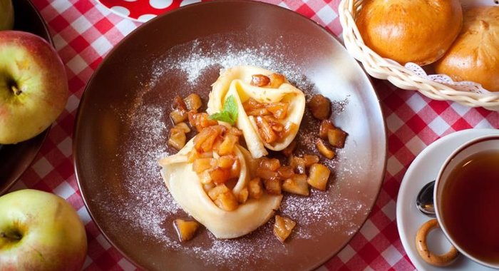 Блины с яблоками и корицей