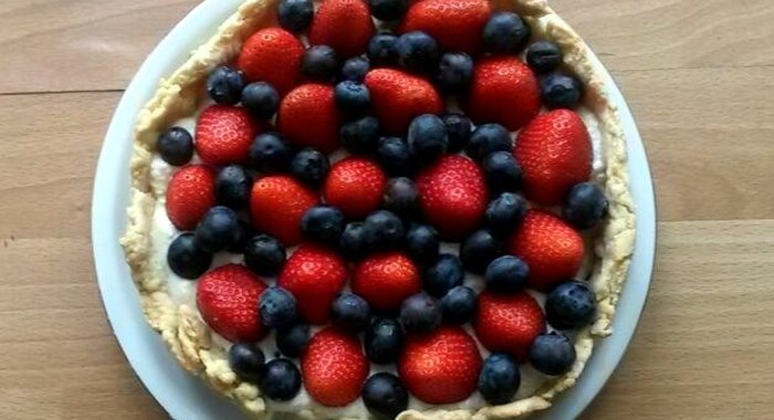 Торт с ягодами и сливочным кремом