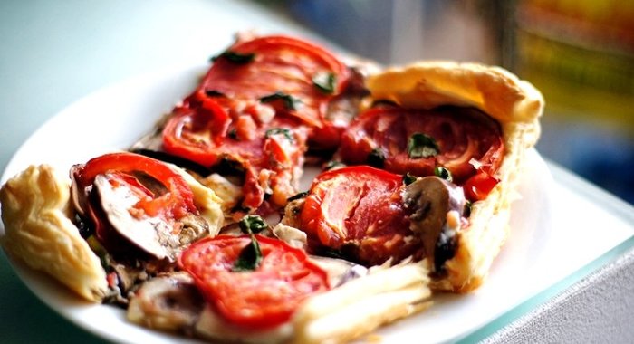 Пирог из слоеного теста с сыром и баклажаном