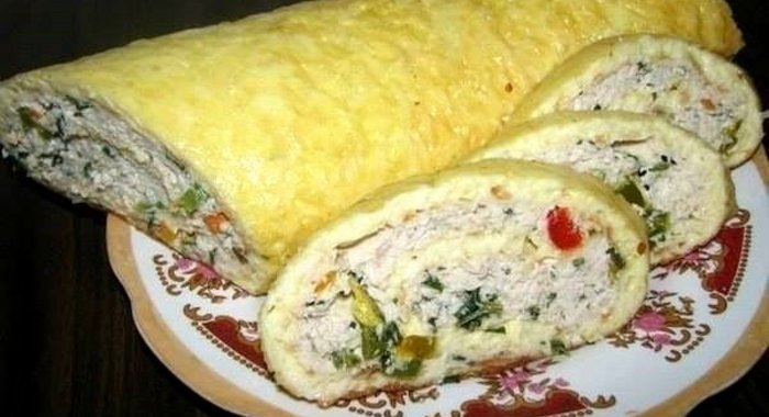Сырно-яичный рулет с куриным фаршем