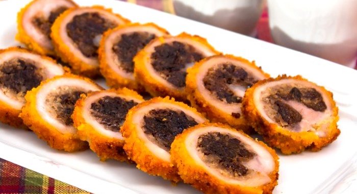 Рулетики из свинины, фаршированные орехами и черносливом